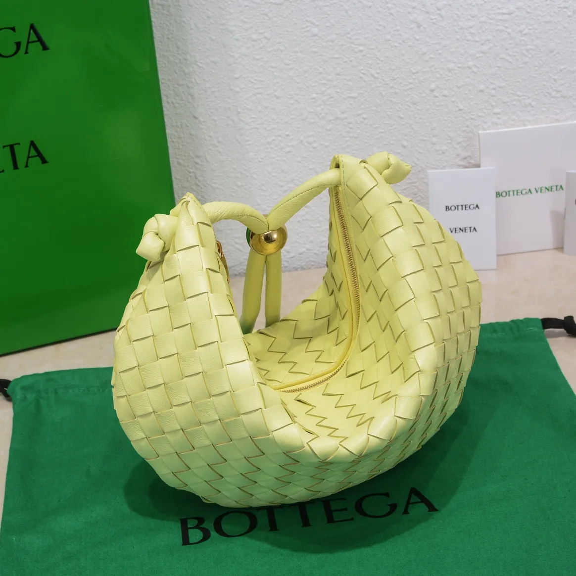 Batch 1260 BV has released a new product. TURN # Recommended new popular style is still the classic woven logo that we can recognize at a glance. It is really a unique style that is familiar and unfamiliar! Made of sheepskin woven with beautiful gold beads on the shoulder straps for free adjustment. When in use, you can switch between the shoulder and handle bag at will. It has a concave and convex shape anytime and anywhere. It is a practical king with a unique personality. With the right color combination, it can be sweet or salty. It is full of style. Summer catwalk style is beautiful. Pull it out quickly. Size: 40*3*24, model: 6699-3#